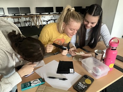 lektorky a studentky v učebně