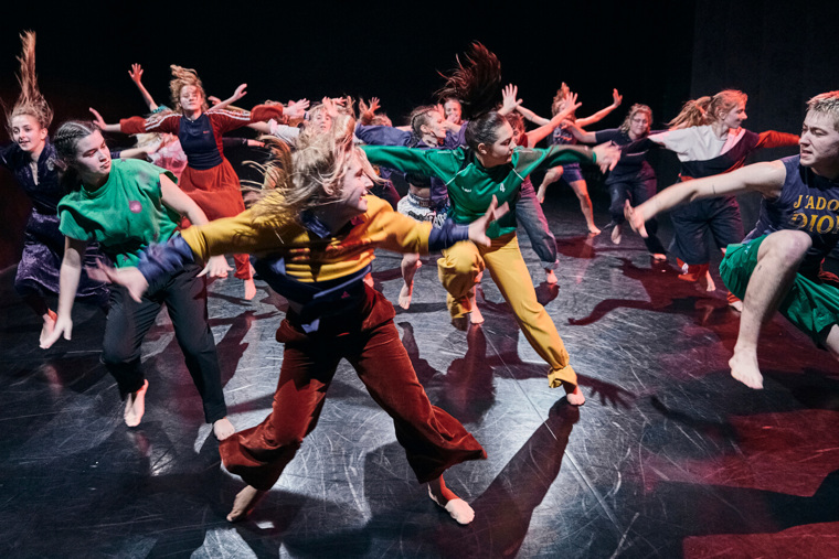 studenti při představení