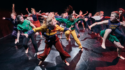 studenti při představení