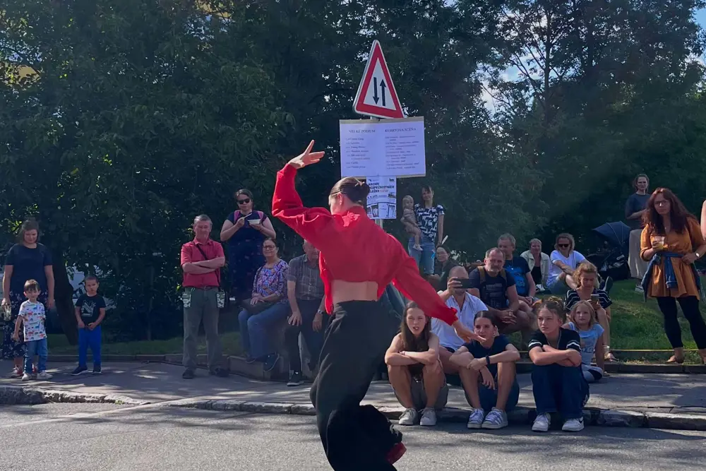 studenti tančí na Braníku sobě