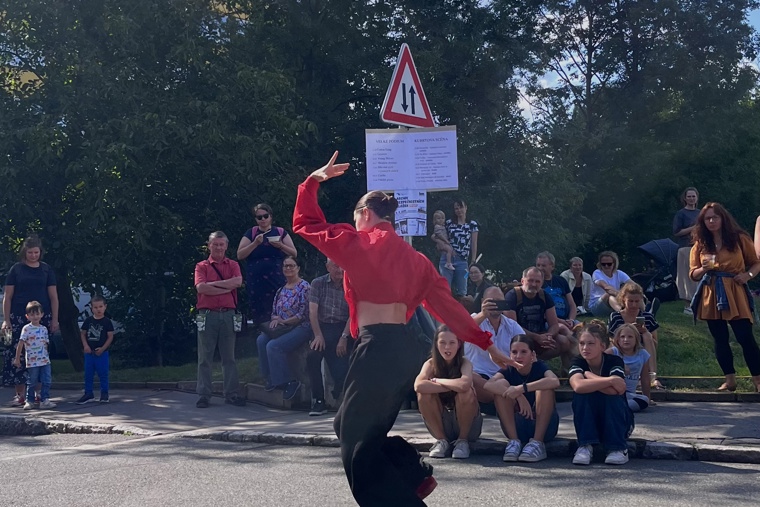 studenti tančí na Braníku sobě