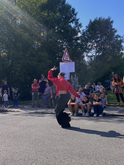 studenti tančí na Braníku sobě