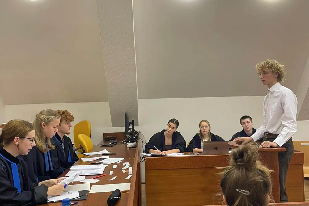 studenti na simulovaném soudním řízení