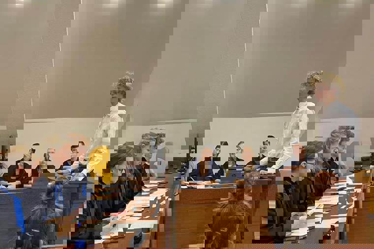 studenti na simulovaném soudním řízení