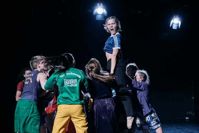 studenti při představení