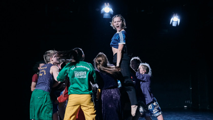 studenti při představení