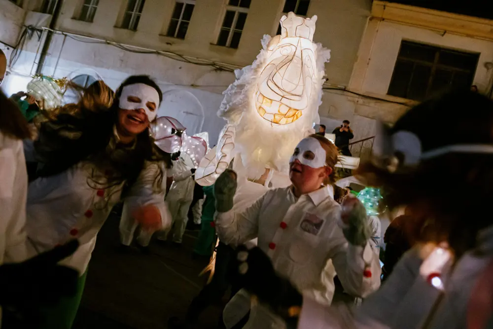 studenti v satirickém průvodu