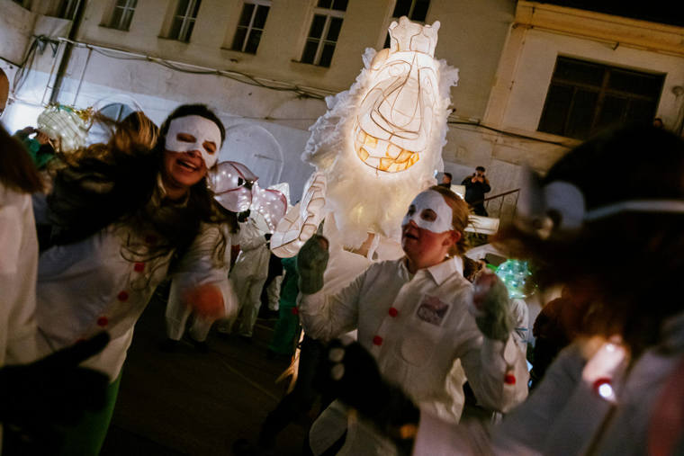 studenti v satirickém průvodu