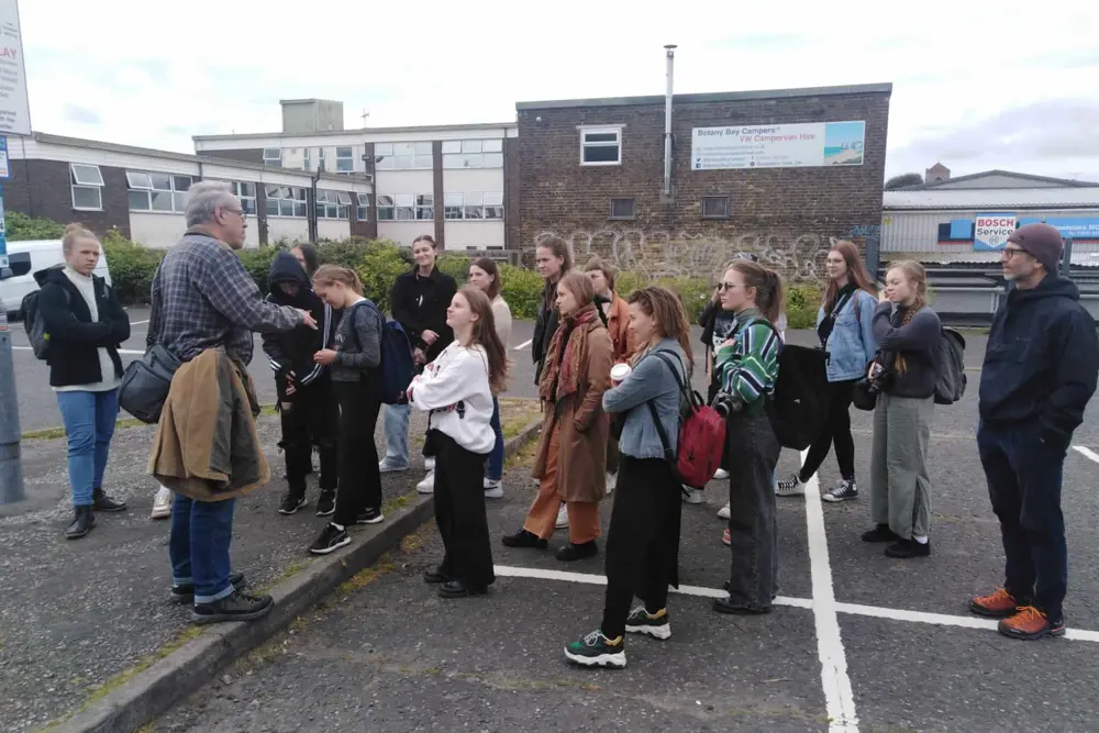 Studenti na procházce Broadstairs