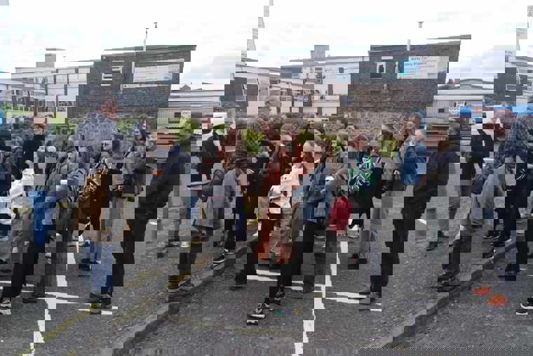 Studenti na procházce Broadstairs