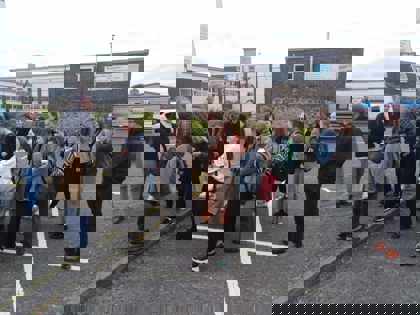 Studenti na procházce Broadstairs