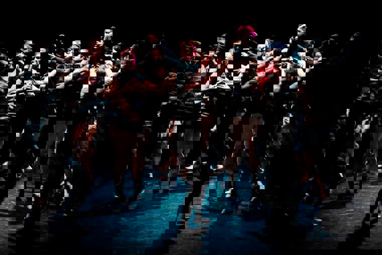 tanečníci při představení