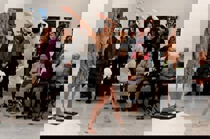 studenti tančí v Národní galerii