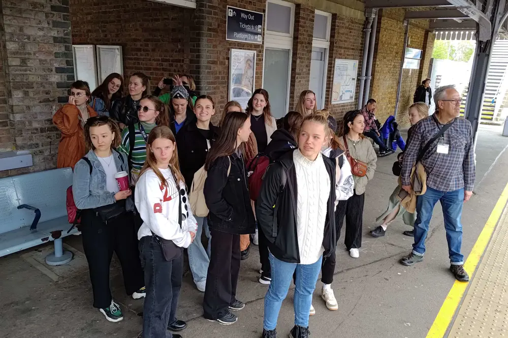 Studenti na procházce Broadstairs