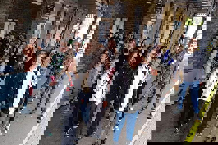 Studenti na procházce Broadstairs