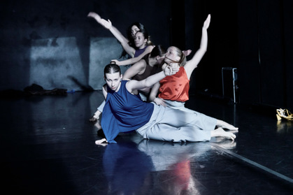 studenti na představení