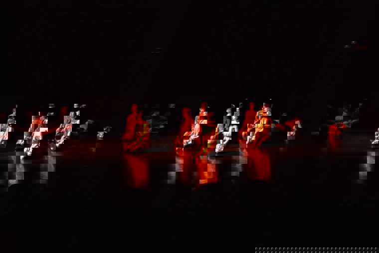 studenti při přípravě představení