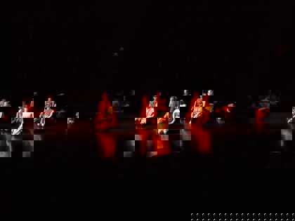 studenti při přípravě představení