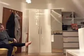 Tanečnice na křesle ve vlastním pokoji