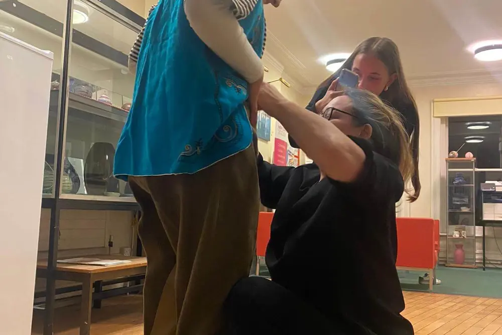 studenti hrají divadlo