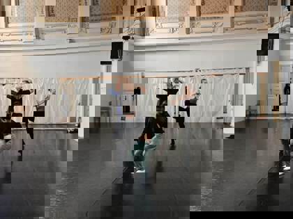 studenti tančí na tanečním sále