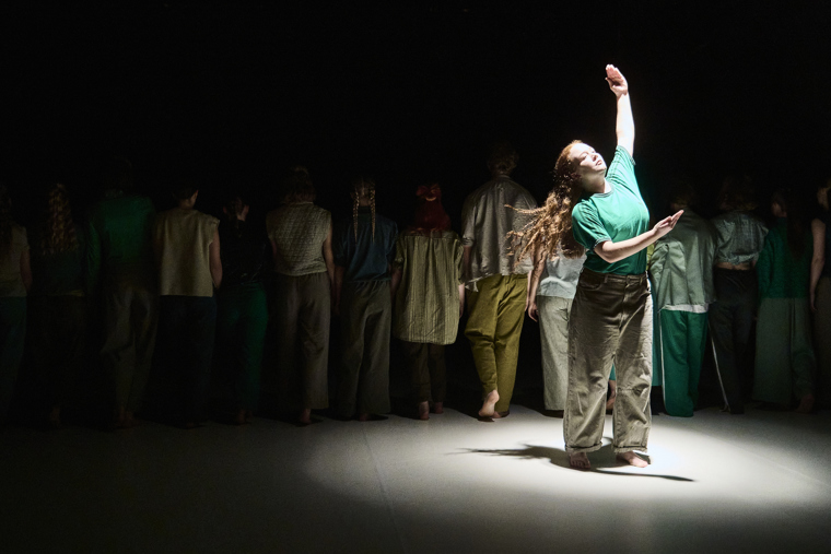 studenti při představení