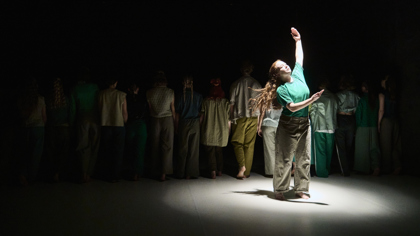 studenti při představení