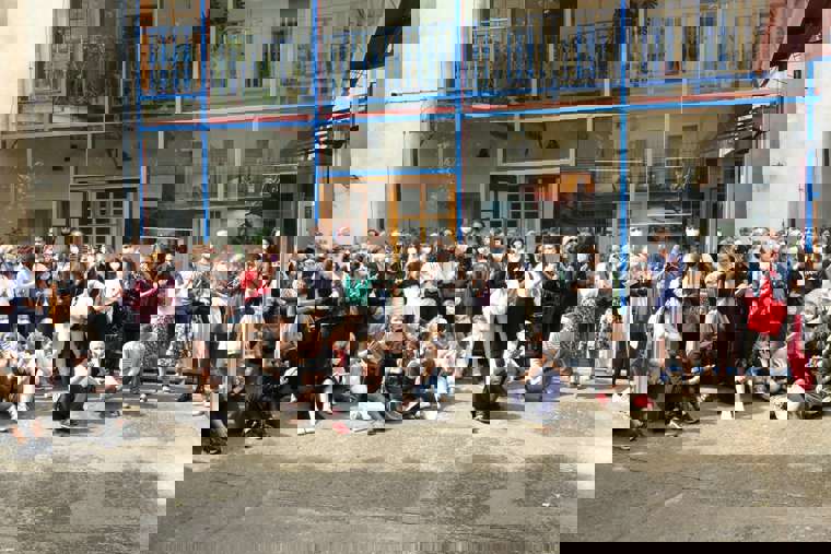 Studenti na dvorečku