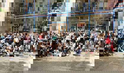 Studenti na dvorečku