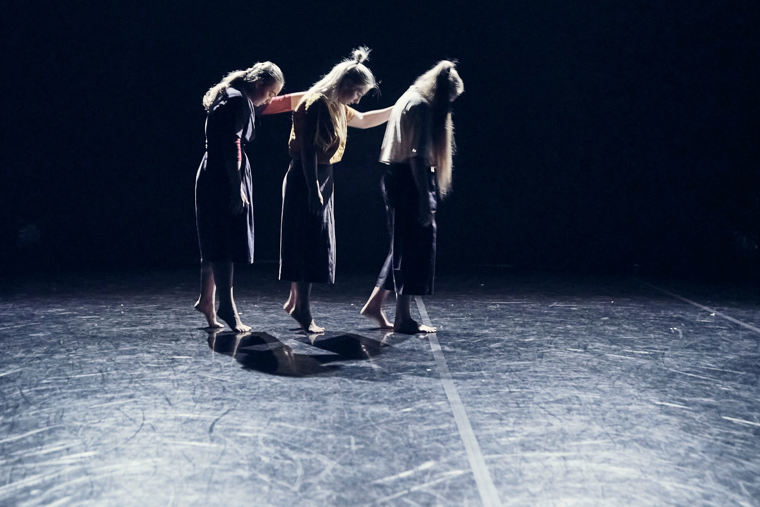 studenti na představení