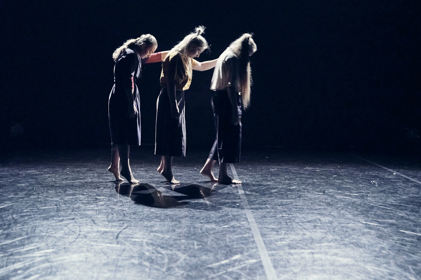 studenti na představení