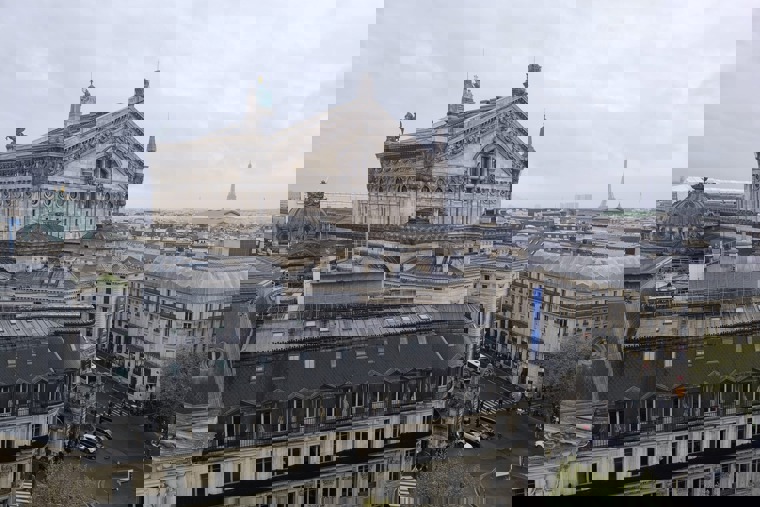 děvčata v Paříži