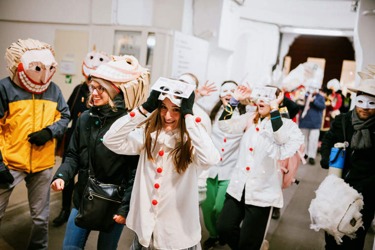 studenti v satirickém průvodu