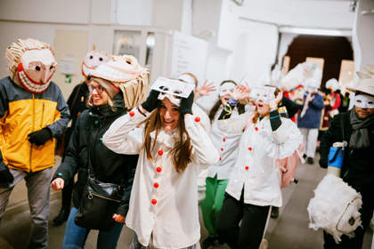 studenti v satirickém průvodu