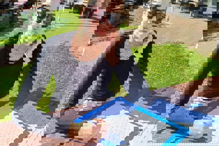 studenti venku v college