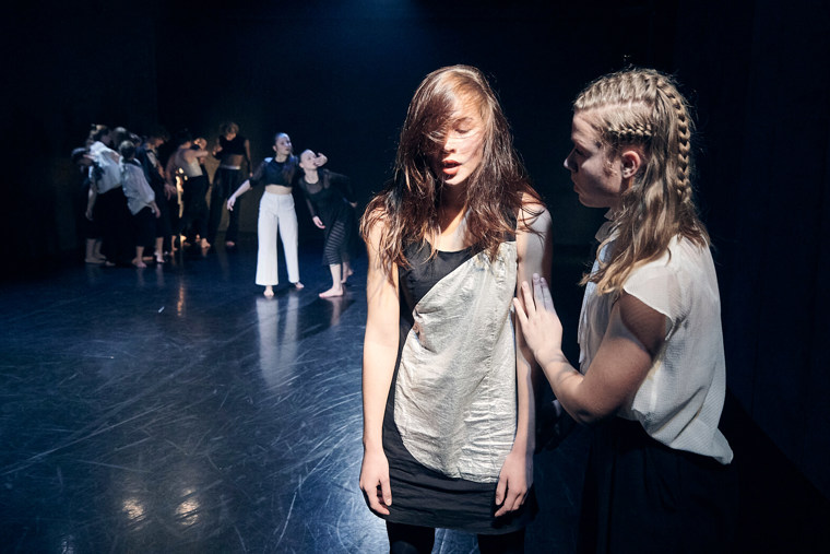 Studenti při představení