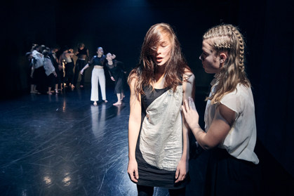 Studenti při představení