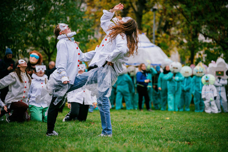 studenti v satirickém průvodu