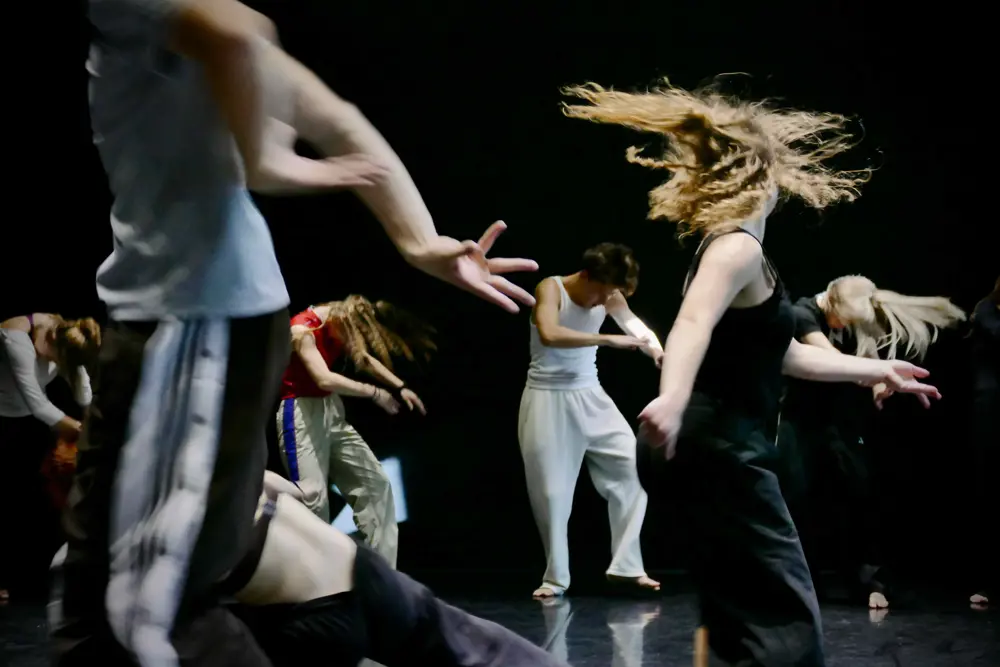 studenti na zkoušce choreografie