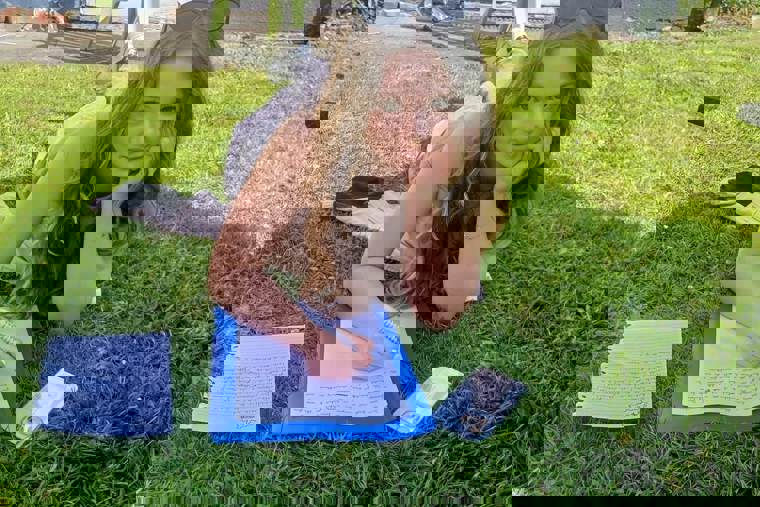 studenti venku v college