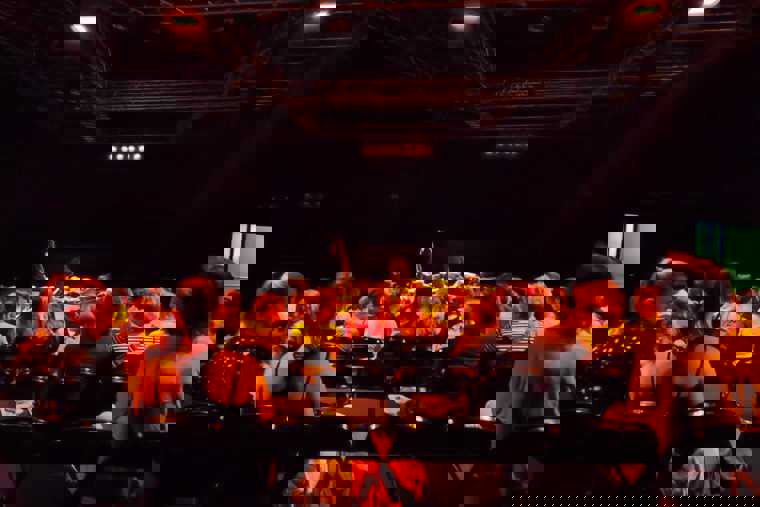 studenti při přípravě představení