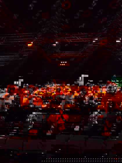 studenti při přípravě představení