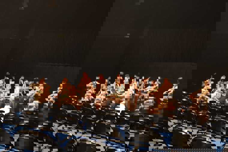 studenti při přípravě představení