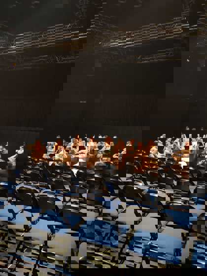 studenti při přípravě představení