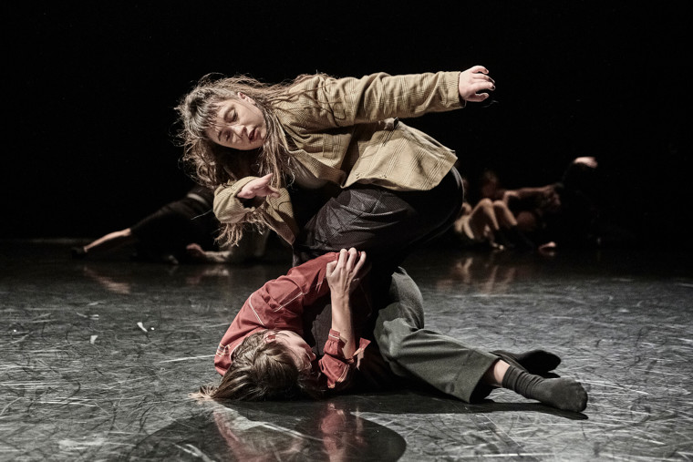 studenti při představení