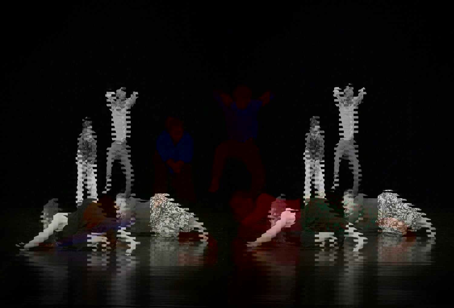 studenti tančí na představení