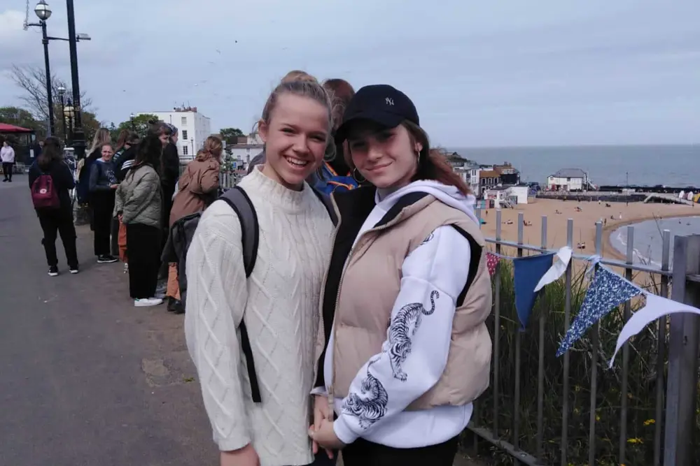 Studenti na procházce Broadstairs