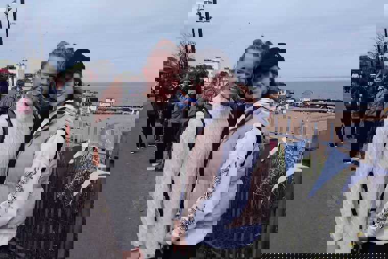 Studenti na procházce Broadstairs