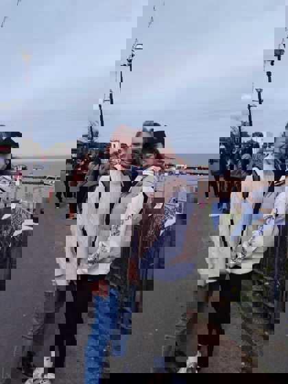 Studenti na procházce Broadstairs