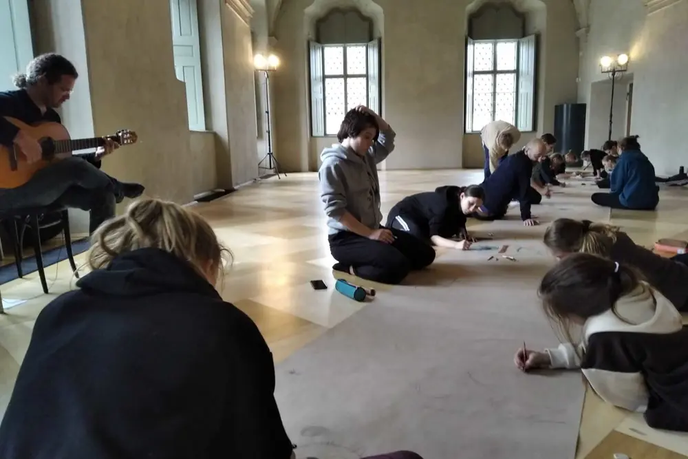 studenti malují